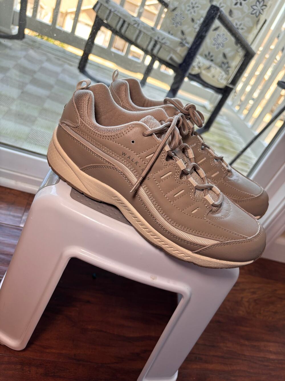 Easy Spirit Women’s Size 8.5 M Taupe Beige Walking Sneakers Comfort Shoes